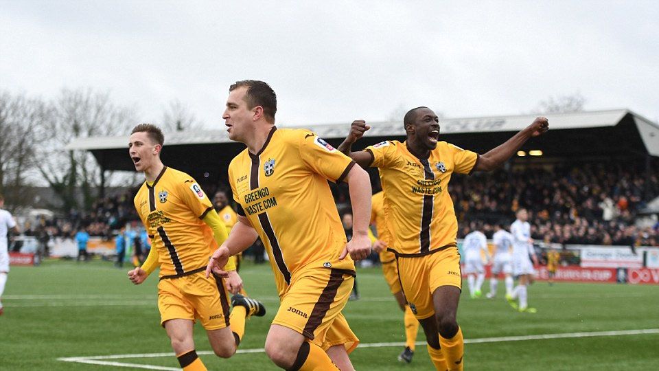 Para pemain Sutton United merayakan gol Jamie Collins. Copyright: &copy; Getty Images
